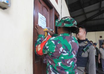 Personel TNI dan Satpol PP bersama tim gabungan dari PD Pasar Surya melakukan penyegelan stan yang digunakan sebagai tempat hunian di Pasar Bendul Merisi.