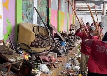 Sampah rumah tangga berukuran besar ditemukan dibuang sembarangan ke sungai dan saluran air.