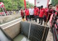Wali Kota Surabaya Eri Cahyadi saat mengecek salah stu pemangunan proyek drainase.