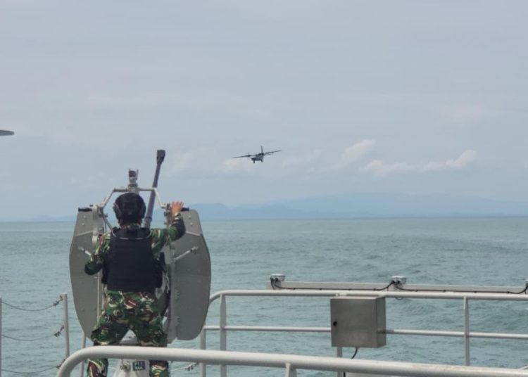 Latihan Kerja Sama Taktis KRI Bung Hatta-370 dengan pesawat udara Casa U-6206 dari Skuadron 600 Wing Udara 2 Puspenerbal.