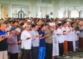 Salat ghaib untuk seluruh korban meninggal akibat bencana banjir bandang dan longsor yang melanda beberapa wilayah Aceh, Sumatera Utara dan Sumatera Barat di Masjid Nasional Al Akbar, Surabaya.
