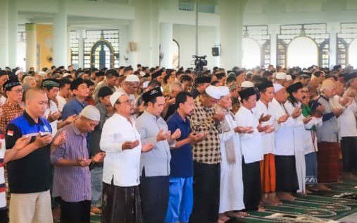 Salat ghaib untuk seluruh korban meninggal akibat bencana banjir bandang dan longsor yang melanda beberapa wilayah Aceh, Sumatera Utara dan Sumatera Barat di Masjid Nasional Al Akbar, Surabaya.