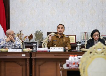 Wali Kota Surabaya Eri Cahyadi dalam seleksi Jabatan Pimpinan Tinggi Pratama di ruang sidang wali kota.