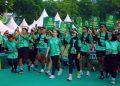 Para peserta ANLENE Osteowalk 10.000 Langkah antusias mengikuti acara yang dimulai di Parkir Barat Plaza Surabaya.