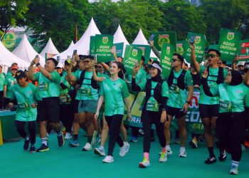 Para peserta ANLENE Osteowalk 10.000 Langkah antusias mengikuti acara yang dimulai di Parkir Barat Plaza Surabaya.