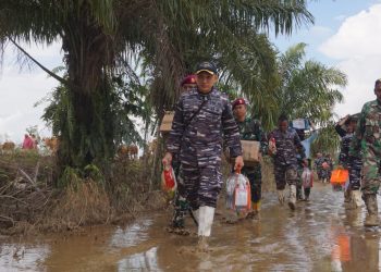 Tim kesehatan dari KRI dr. Soeharso-990 diturunkan untuk memberikan dukungan kesehatan kepada warga terdampak banjir di wilayah Aceh.