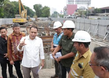 Wali Kota Surabaya Eri Cahyadi saat meninjau salah satu proyek pembangunan rumah pompa. Ia menegaskan penetapan APBD merupakan langkah fundamental untuk memastikan roda pembangunan di Kota Pahlawan dapat berputar lebih cepat.