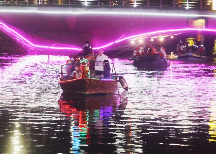 Salah satu destinasi wisata di Surabaya dengan menyusuri Kalimas.