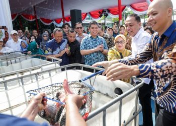 Panen ikan nila di Taman Teman Jalan Jemursari V, Kelurahan Jemur Wonosari, Kecamatan Wonocolo, Surabaya.