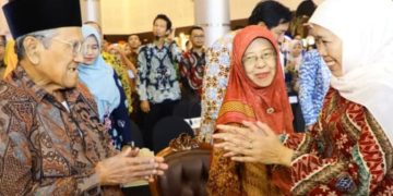 Gubernur Jawa Timur Khofifah Indar Parawansa mendapat kejutan dari dua guru yang pernah mendidiknya semasa sekolah: KH. Abdul Choliq Nur (guru SD Taquma) dan Dra Hj Mahmudah (guru SMA Khadijah).
