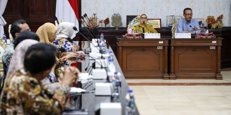Suasana Rapat Koordinasi Bunda PAUD di ruang sidang wali kota Surabaya.