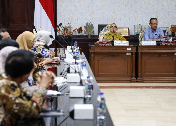 Suasana Rapat Koordinasi Bunda PAUD di ruang sidang wali kota Surabaya.