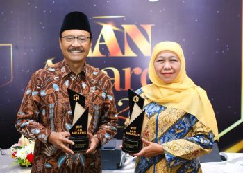 Gubernur Jawa Timur Khofifah Indar Parawansa bersama Menteri Sosial Saifullah Yusuf