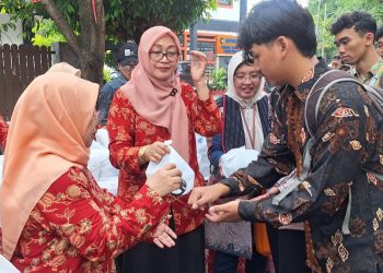 Pembagian nasi gratis oleh DWP ITS pada mahasiswa.