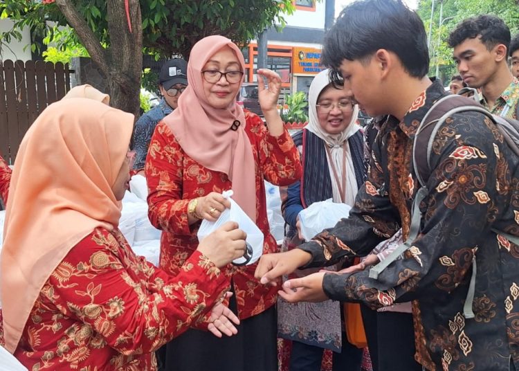 Pembagian nasi gratis oleh DWP ITS pada mahasiswa.