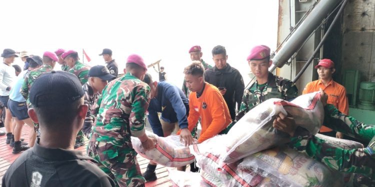 Penurunan bantuan di Perairan Tanjung Tamiang, Aceh.