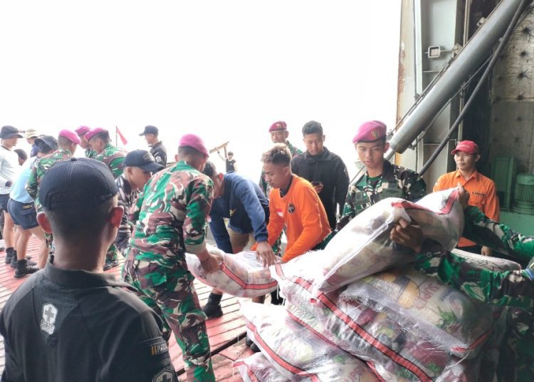 Penurunan bantuan di Perairan Tanjung Tamiang, Aceh.