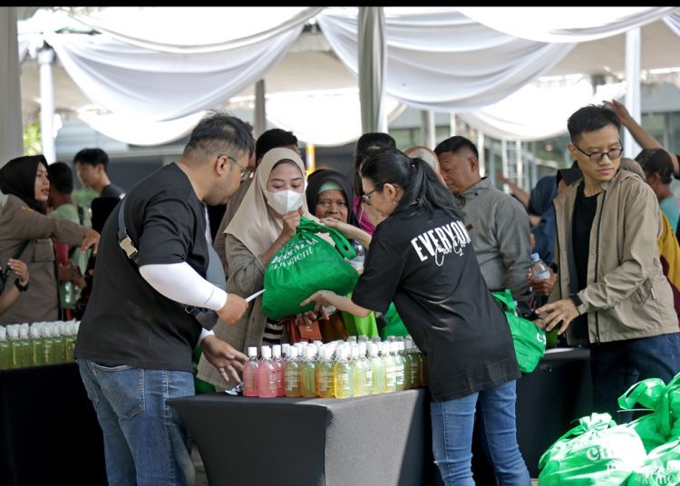 Pemberian bantuan paket sembako yang dipusatkan di halaman parkir Grand City Mall Surabaya.
