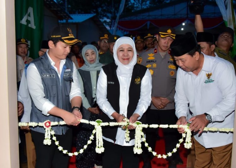 Gubernur Jawa Timur Khofifah Indar Parawansa di sela peresmian hunian sementara Kinasih Indah Persada di Desa Ngrandu, Kecamatan Suruh, Kabupaten Trenggalek.