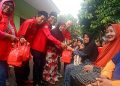 Kegiatan Sabtu Berbagi oleh PAC PDIP Krembangan yang berlangsung di Jalan Lumba-Lumba, Surabaya.