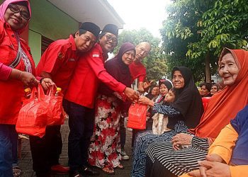 Kegiatan Sabtu Berbagi oleh PAC PDIP Krembangan yang berlangsung di Jalan Lumba-Lumba, Surabaya.