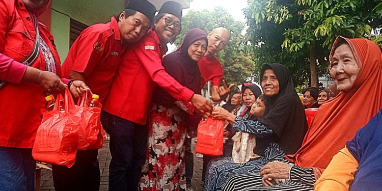 Kegiatan Sabtu Berbagi oleh PAC PDIP Krembangan yang berlangsung di Jalan Lumba-Lumba, Surabaya.