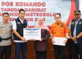 Penyerahan bantuan secara simbolis pada Sekretaris Daerah Provinsi Aceh M. Nasir di Posko Tanggap Darurat Bencana Hidrometeorologi Provinsi Aceh.