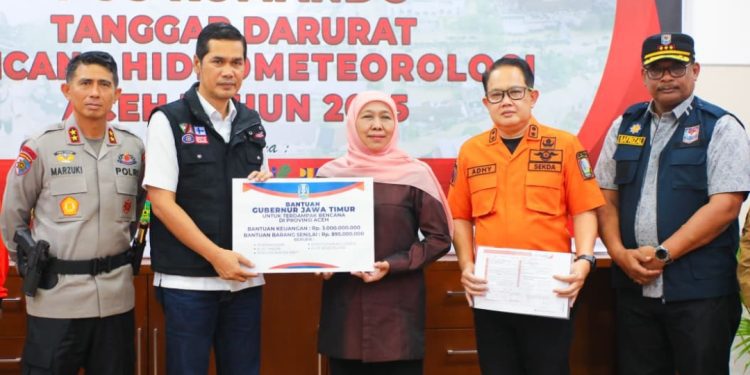 Penyerahan bantuan secara simbolis pada Sekretaris Daerah Provinsi Aceh M. Nasir di Posko Tanggap Darurat Bencana Hidrometeorologi Provinsi Aceh.