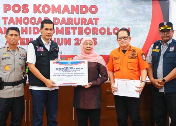 Penyerahan bantuan secara simbolis pada Sekretaris Daerah Provinsi Aceh M. Nasir di Posko Tanggap Darurat Bencana Hidrometeorologi Provinsi Aceh.