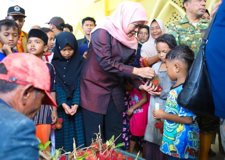 Gubernur Jawa Timur Khofifah Indar Parawansa menyapa dan membagikan buah-buahan pada para pengungsi di Gedung Serbaguna Tgk Chik Pante Geulima, Pidie Jaya, Aceh.