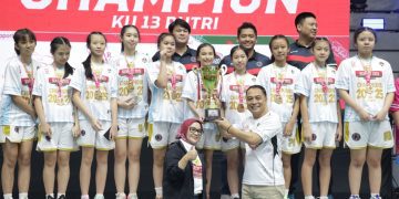 Wali Kota Surabaya Eri Cahyadi bersama Ketua Perwosi Rini Indriyani dan tim pemenang Kejuaraan Kota (Kejurkot) 2025 Basket.