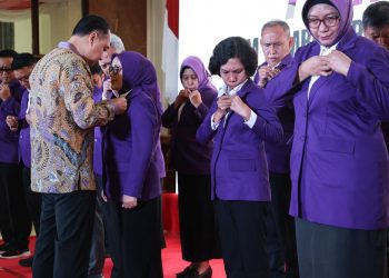 Wali Kota Surabaya, Eri Cahyadi saat melantik pengurus Posyandu Surabaya.