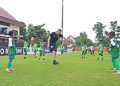 Delegasi Tranmere Rovers melakukan coaching clinic di lapangan Thor pada 200 siswa Sekolah Sepak Bola Surabaya.
