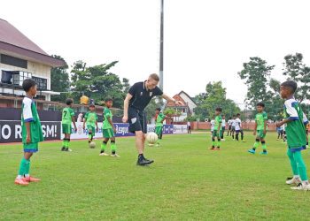 Delegasi Tranmere Rovers melakukan coaching clinic di lapangan Thor pada 200 siswa Sekolah Sepak Bola Surabaya.