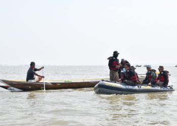 Foto ilustrasi, tim Satpol PP Surabaya melakukan patroli laut.