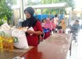 Penyaluran bantuan sosial berupa paket sembako kepada warga kurang mampu di Kelurahan Sumur Welut, Kecamatan Lakarsantri, Surabaya.