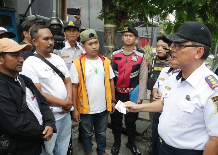 Dishub Surabaya turun menindaklanjuti pengaduan warga tentang parkir tepi jalan umum.