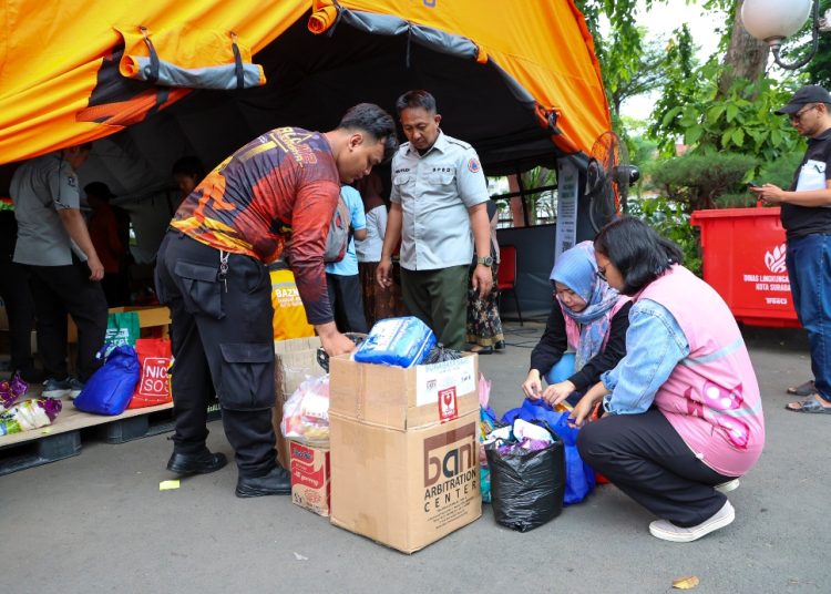 Posko Peduli Bencana Sumatera di Balai Kota Surabaya.
