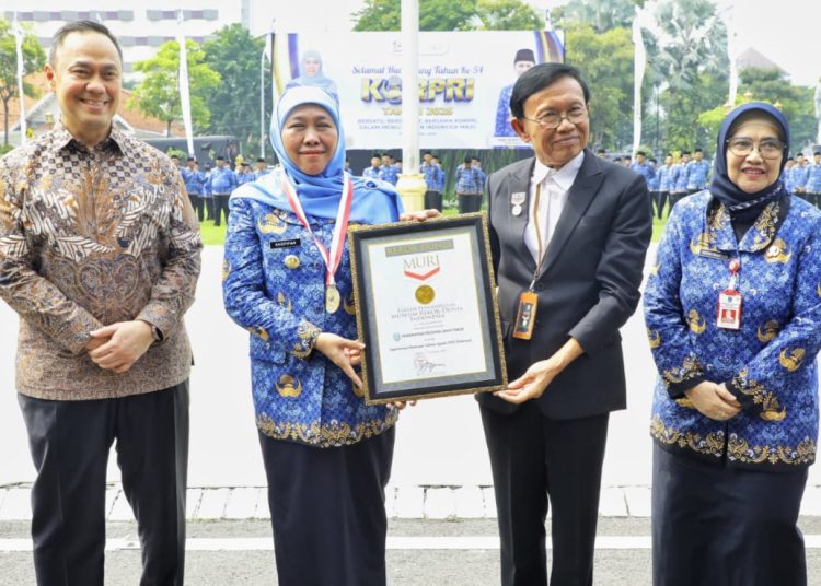 Direktur Operasional MURI Yusuf Ngaderi menyerahkan penghargaan kepada Gubernur Jawa Timur Khofifah Indar Parawansa.