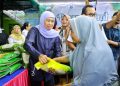 Gubernur Khofifah pada Pasar Murah ke-286 di Balai Desa Sawotratap, Kecamatan Gedangan, Kabupaten Sidoarjo,.