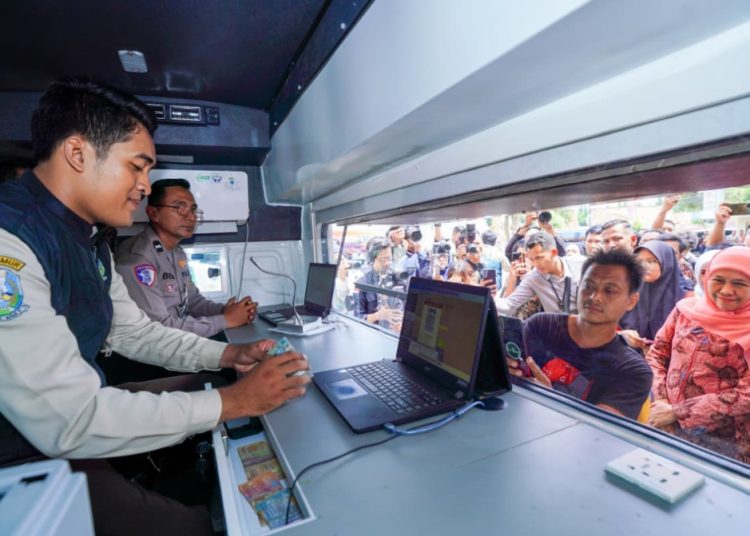 Gubernur Jawa Timur Khofifah Indar Parawansa di sela meresmikan gedung kantor bersama Samsat Bangkalan.