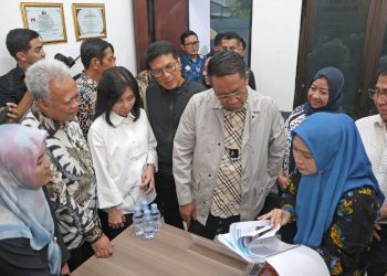 Menteri Hukum Republik Indonesia, Supratman Andi Agtas,  saat meninjau Pos Bantuan Hukum (Posbankum)  di kantor Kelurahan Gayungan, Kecamatan Gayungan, Surabaya.