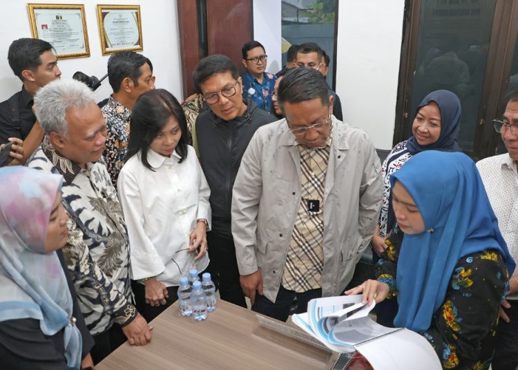 Menteri Hukum Republik Indonesia, Supratman Andi Agtas, saat meninjau Pos Bantuan Hukum (Posbankum) di kantor Kelurahan Gayungan, Kecamatan Gayungan, Surabaya.