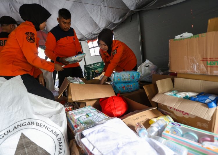 Pengumpulan bantuan kemanusiaan untuk bencana Sumatra di halaman Balai Kota Surabaya.