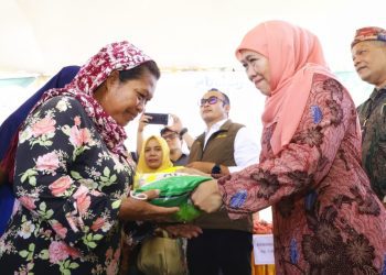 Gubernur Jatim Khofifah Indar Parawansa saat di pasar murah yang digelar di halaman GOR Sunan Mertoyoso Bangkalan.