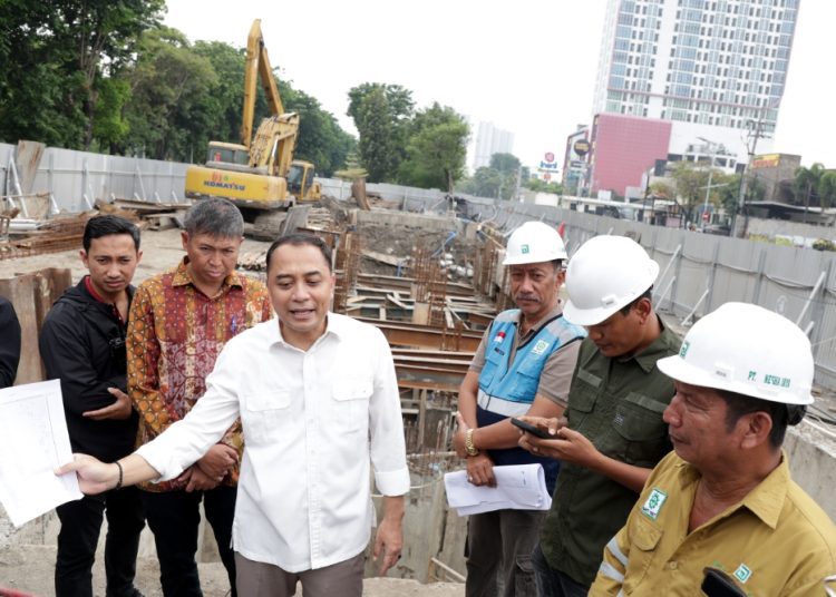 Wali Kota Surabaya Eri Cahyadi saat sidak salah satu proyek rumah pompa.