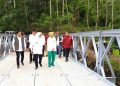 Gubernur Jawa Timur Khofifah Indar Parawansa meninjau pembangunan jembatan Curah Maling dan Jembatan Curah Kebo di Desa Kandangan, Kecamatan Senduro, Kabupaten Lumajang,