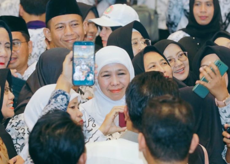 Gubernur Jatim Khofifah Indar Parawansa di sela puncak peringatan HUT PGRI dan HGN.
