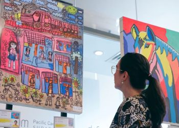 Arumi Bachsin menyaksikan karya-karya anak-anak didik Yayasan Disabilitas Berkarya di Dafam Pacific Caesar Surabaya.