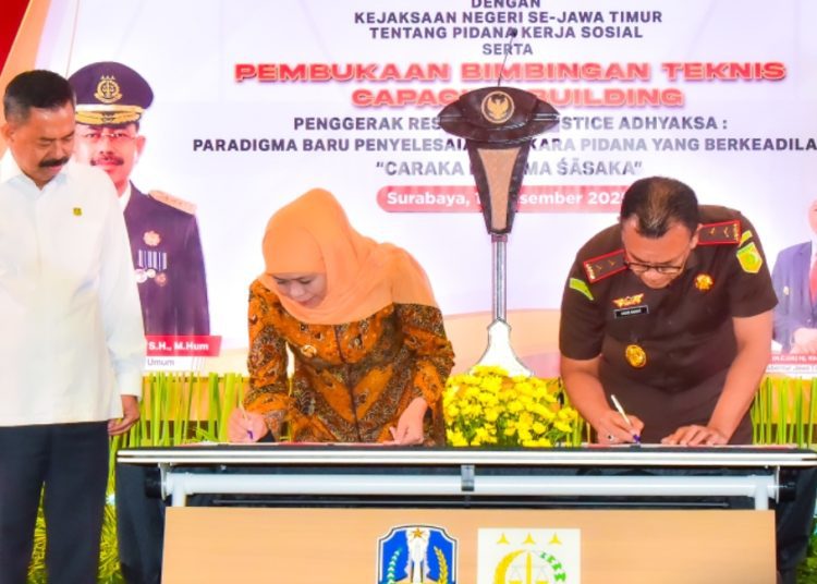 Penandatanganan Nota Kesepahaman dengan Kejaksaan Tinggi Jawa Timur tentang pidana kerja sosial dalam pembukaan Bimbingan Teknis Capacity Building Penggerak Restorative Justice Adhyaksa, di Aula Fakultas Hukum Universitas Airlangga Surabaya.